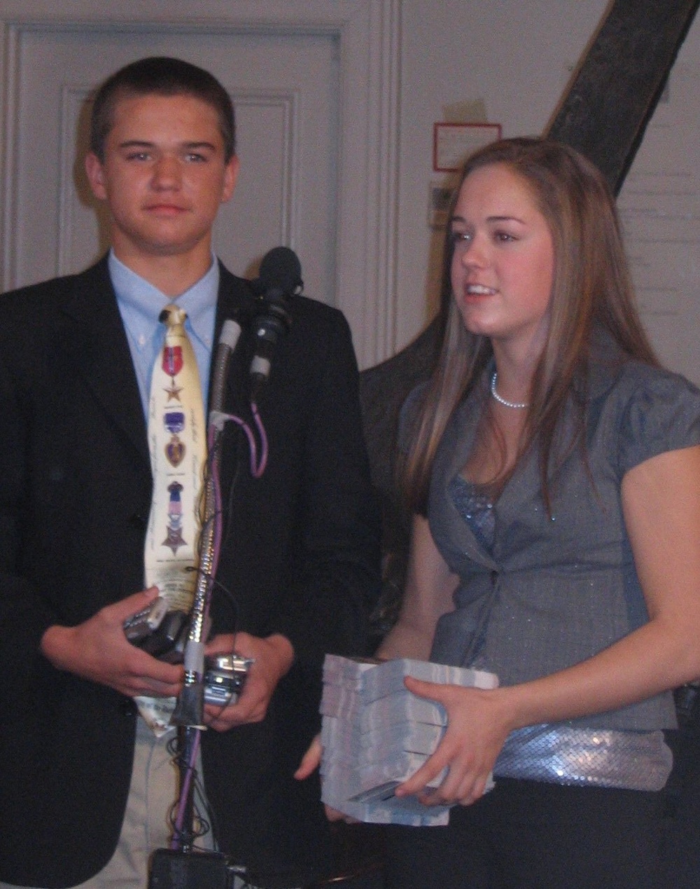 Siblings Honored for Founding &quot;Cell Phones for Soldiers&quot;
