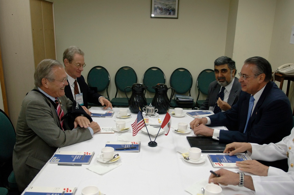Rumsfeld Meets with Peruvian Defense Minister in Nicaragua