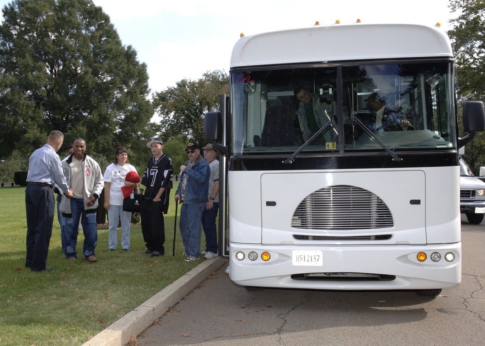 Gen. Pace Hosts Picnic for Wounded Troops and Families