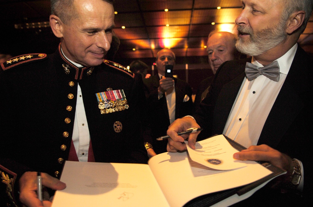 Pace Engages with Medal of Honor Recipients at Convention