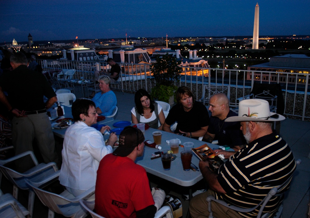 Country Music Star Hosts Dinner for Wounded Troops in D.C.
