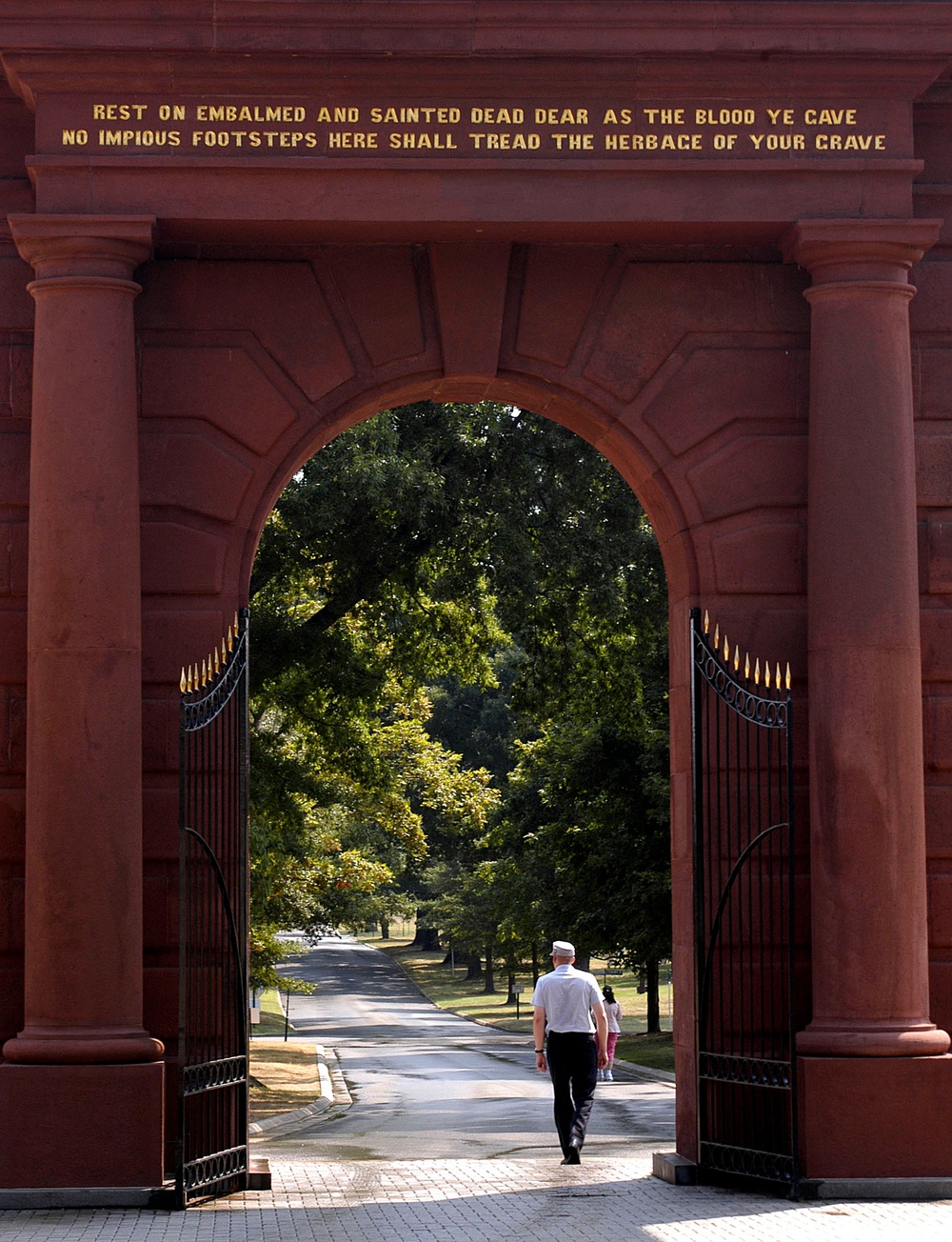 German Officer Visits Arlington National Cemetery, Supports U.S. Troops Through Charity