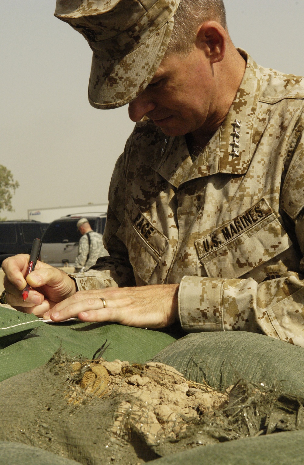 Gen. Pace Visits Troops in Iraq