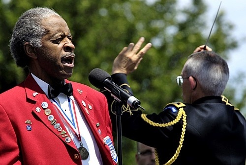 Tuskegee Airman Ezra Hill Sings National Anthem at Remembrance Ceremony