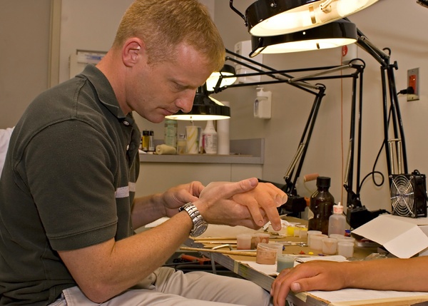 Artist Creates Silicone Sleeve for Wounded Soldier's Hand
