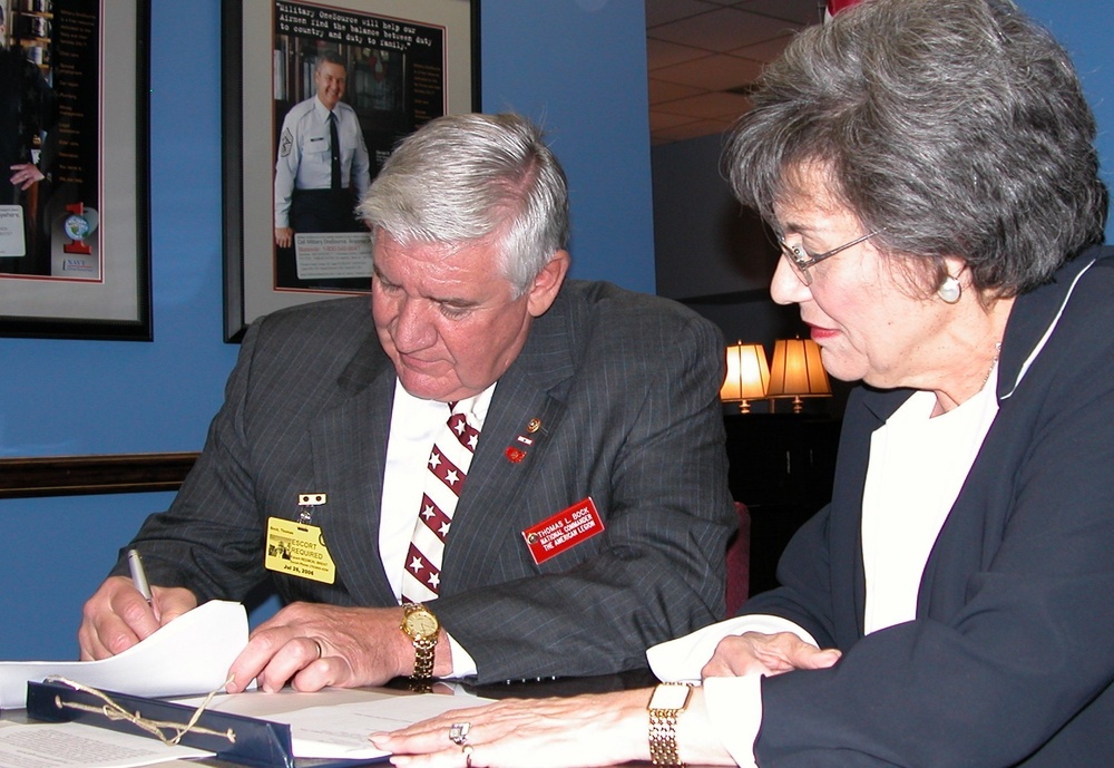 American Legion, Defense Department Sign Agreement on Heroes to Hometowns Program