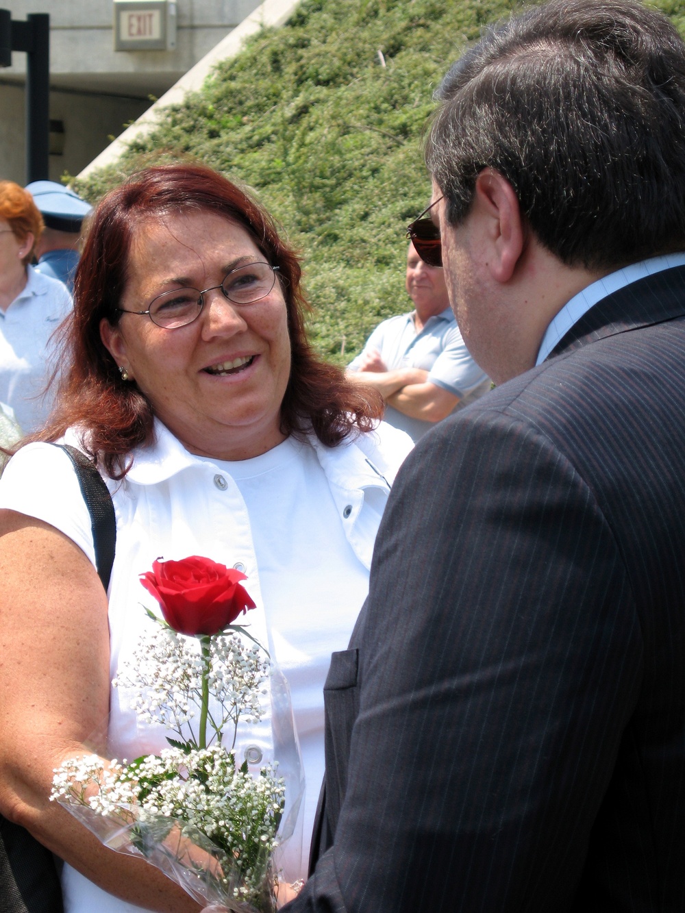 Gold Star Mother Meets with Iraqi Diplomat at Vietnam Memorial