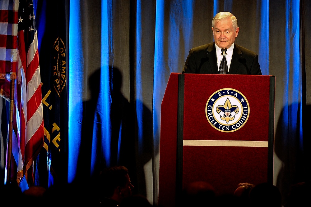 Former Defense Secretary Gates Honored at Dallas Scouting Dinner