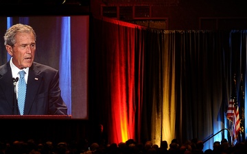 Bush Introduces Defense Secretary Gates at Dallas Scouting Dinner