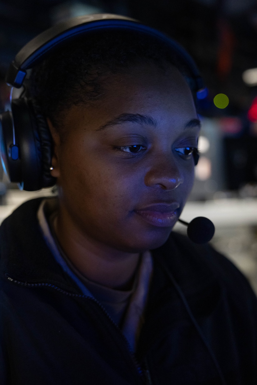USS Mahan (DDG 72) Sailors Stand Combat Information Center Watch
