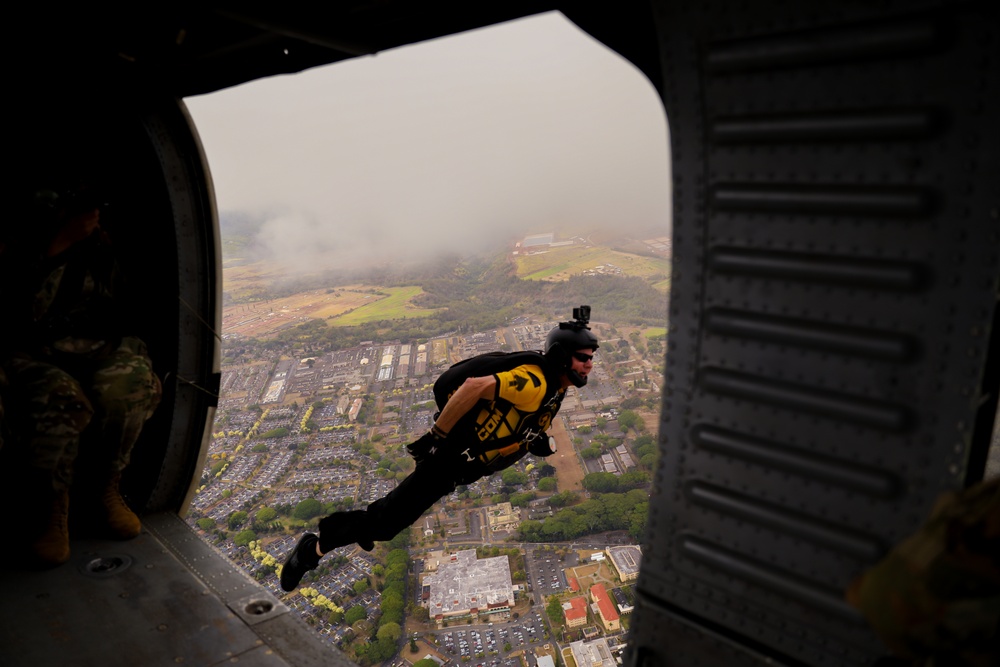 SOCOM Para-Commandos Showcase HALO Jump Capabilities Over Weyand Field