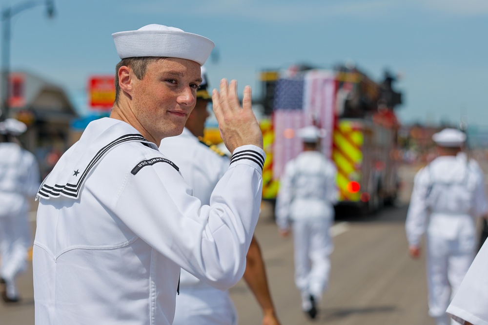 Navy Ceremonial Guard &amp; USS Minnesota Sailors March in Superior Parade