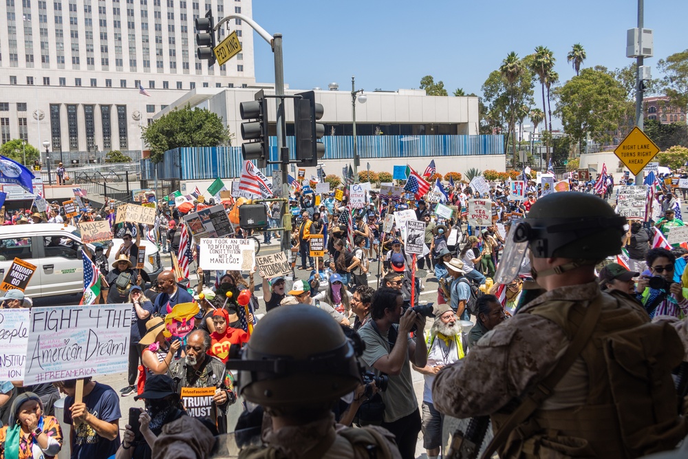 U.S. Marines guard federal building to assist California Army National Guard