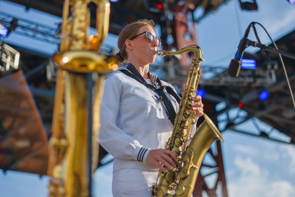 Navy Band Great Lakes Performs at Duluth Fourth Fest