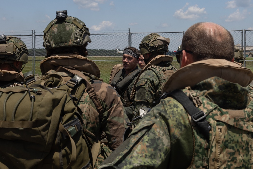HMH-464 transports Royal Netherlands Marines during Atlantic Alliance 25
