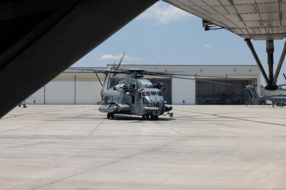 HMH-464 transports Royal Netherlands Marines during Atlantic Alliance 25