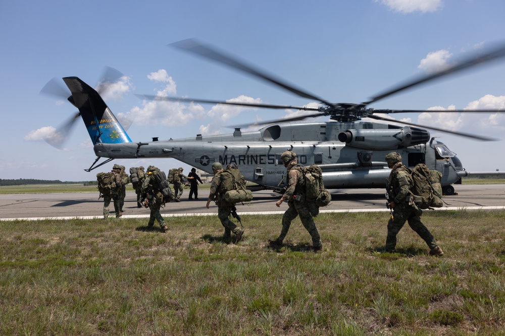 HMH-464 transports Royal Netherlands Marines during Atlantic Alliance 25