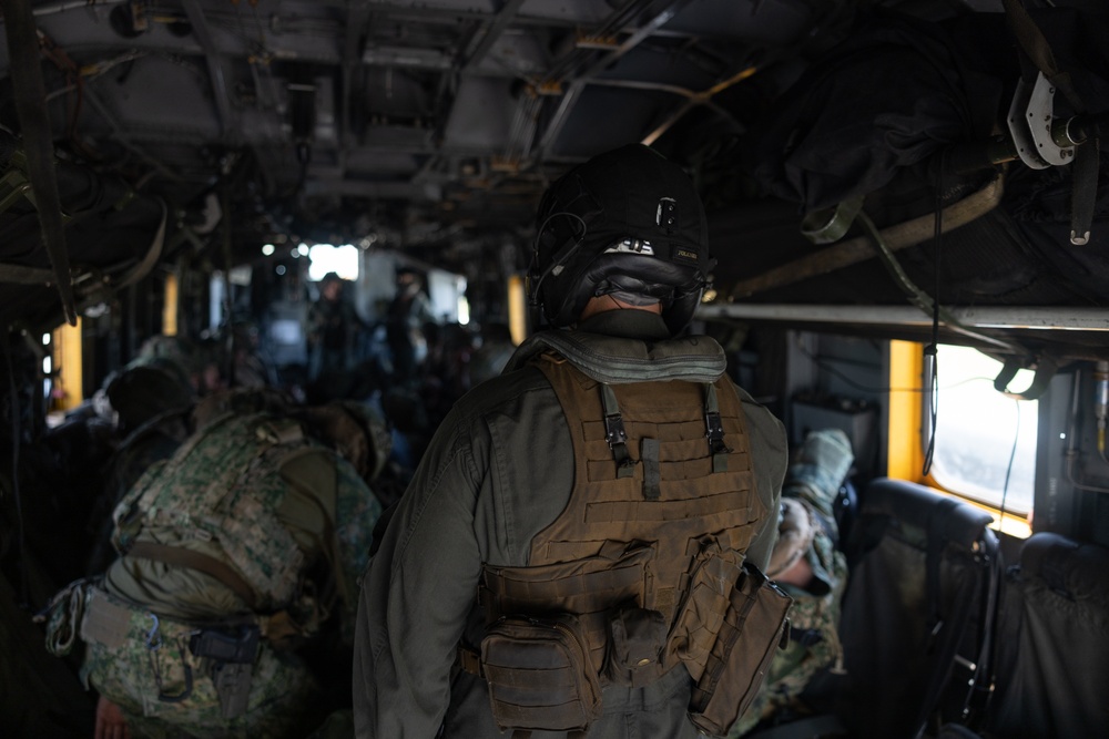 HMH-464 transports Royal Netherlands Marines during Atlantic Alliance 25