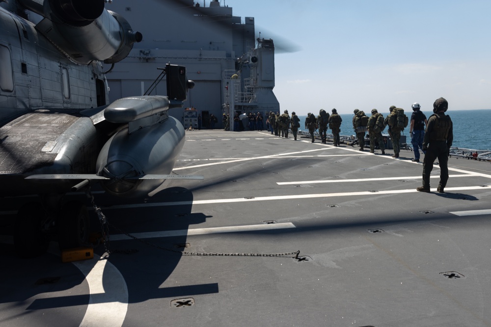 HMH-464 transports Royal Netherlands Marines during Atlantic Alliance 25