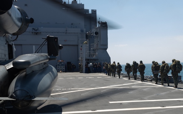 HMH-464 transports Dutch Marines during Atlantic Alliance 25