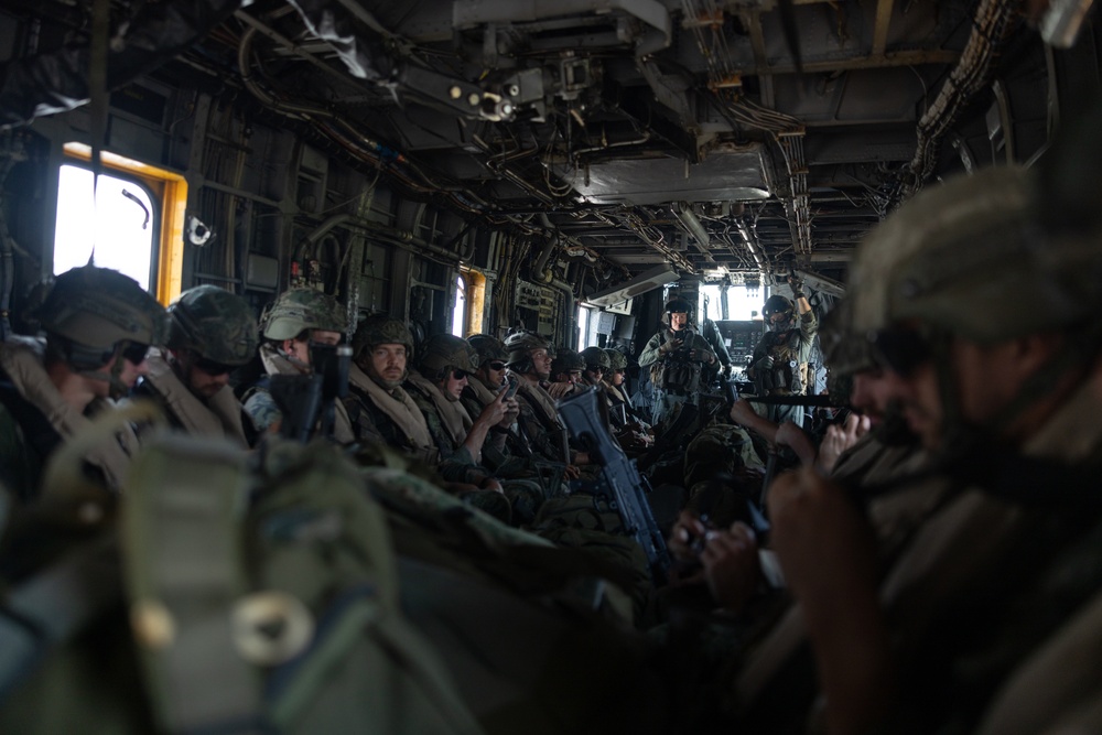 HMH-464 transports Royal Netherlands Marines during Atlantic Alliance 25