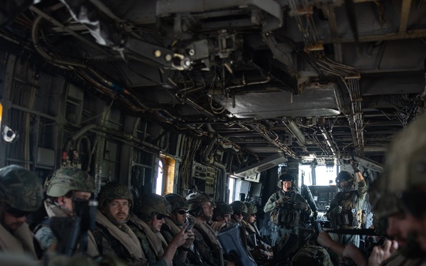 HMH-464 transports Dutch Marines during Atlantic Alliance 25