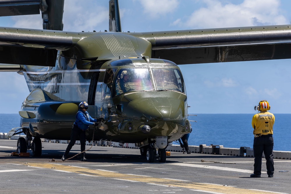 USS Iwo Jima Conducts Flight Operations with HMX 1