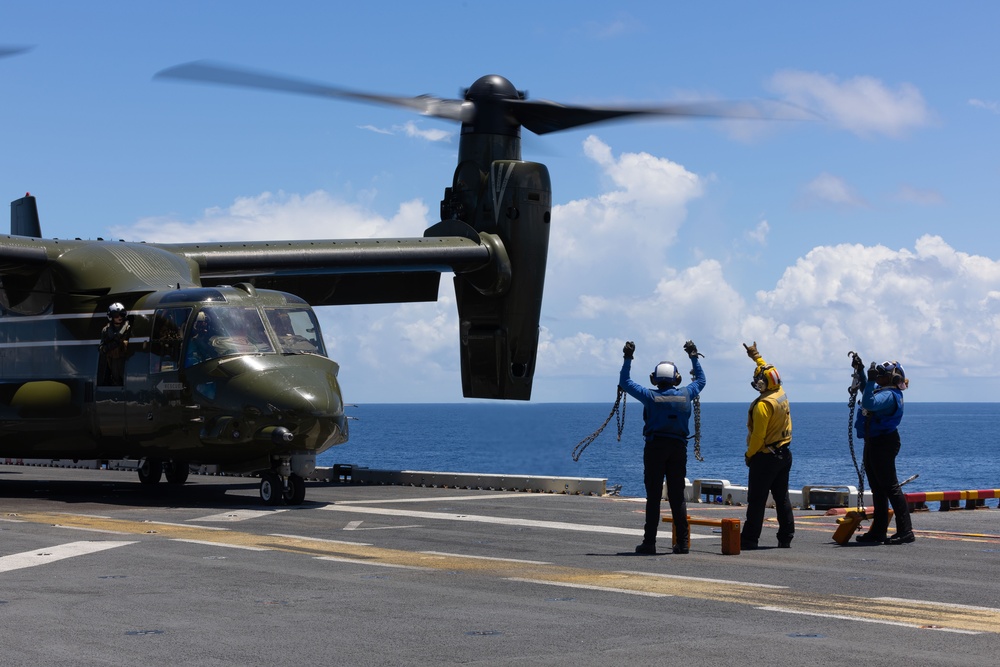 USS Iwo Jima Conducts Flight Operations with HMX 1
