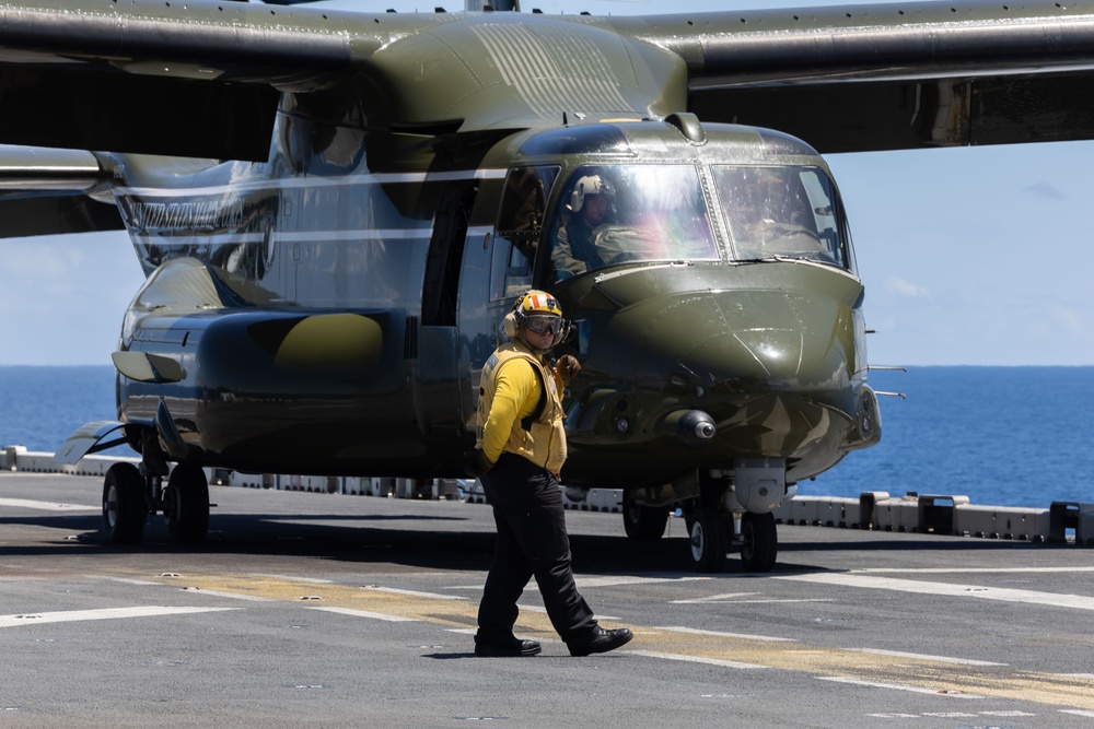 USS Iwo Jima Conducts Flight Operations with HMX 1