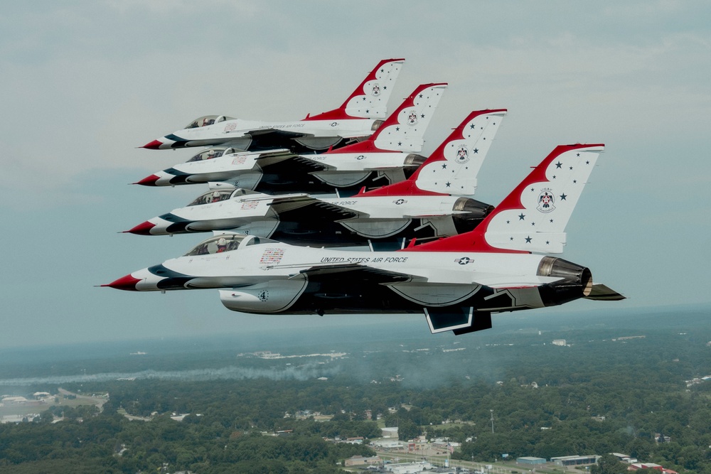 Thunderbirds perform at Battle Creek Field of Flight Airshow