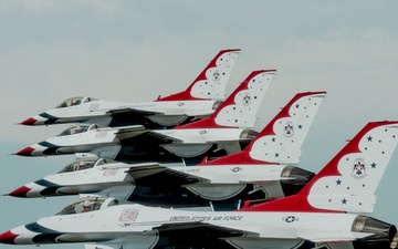 Thunderbirds perform at Battle Creek Field of Flight Airshow
