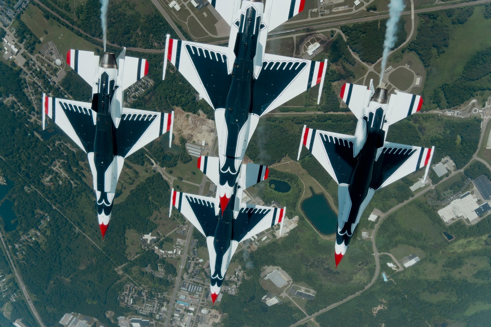 Thunderbirds perform at Battle Creek Field of Flight Airshow