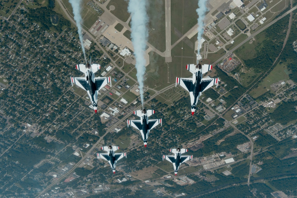 Thunderbirds perform at Battle Creek Field of Flight Airshow