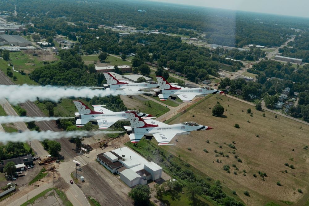 Thunderbirds perform at Battle Creek Field of Flight Airshow