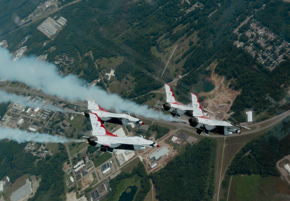 Thunderbirds perform at Battle Creek Field of Flight Airshow