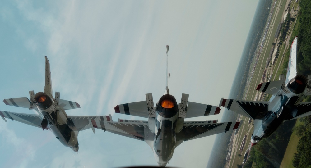 Thunderbirds perform at Battle Creek Field of Flight Airshow