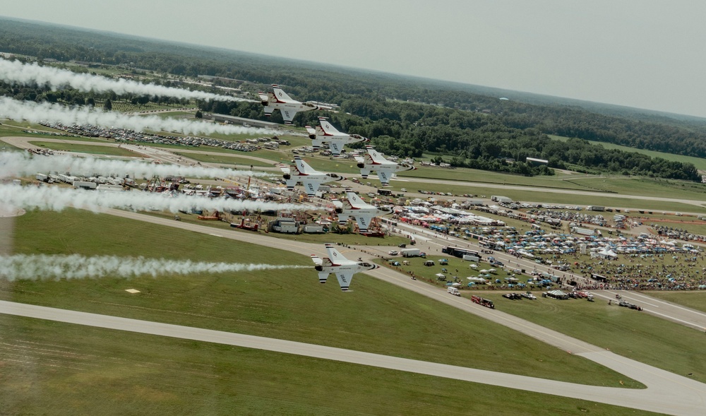 Thunderbirds perform at Battle Creek Field of Flight Airshow