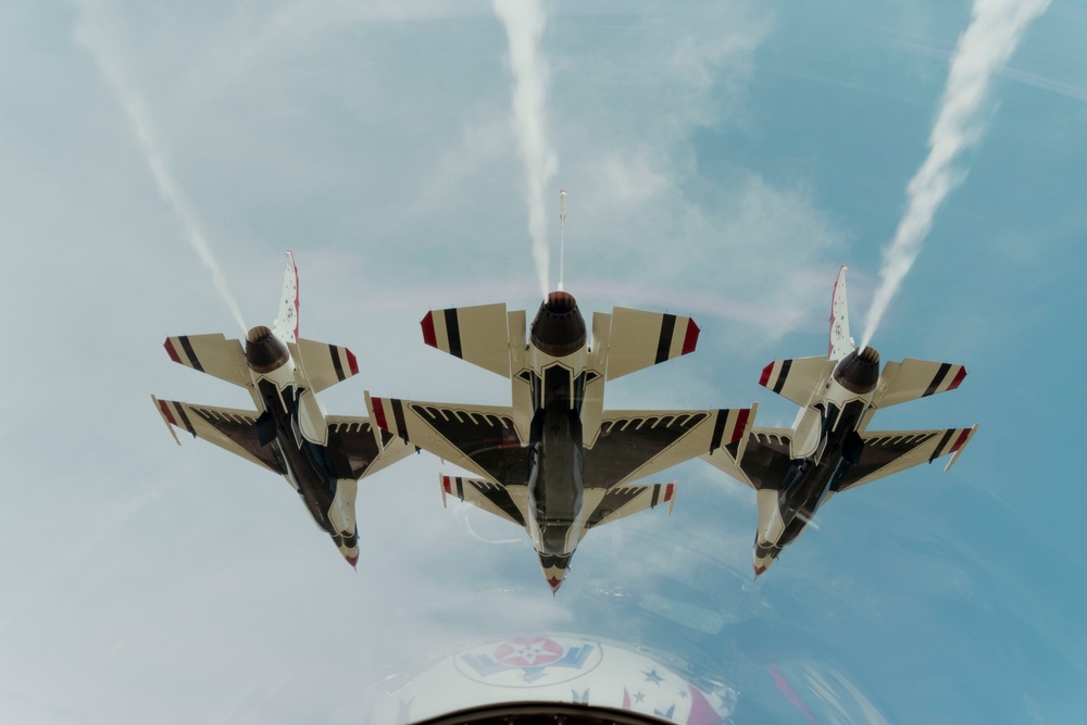 Thunderbirds perform at Battle Creek Field of Flight Airshow