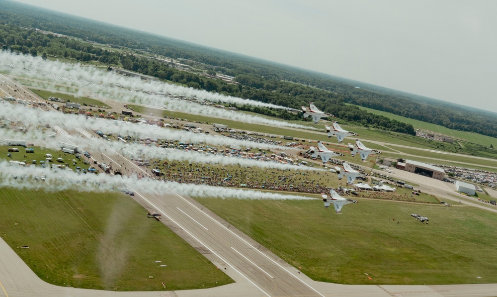 Thunderbirds perform at Battle Creek Field of Flight Airshow