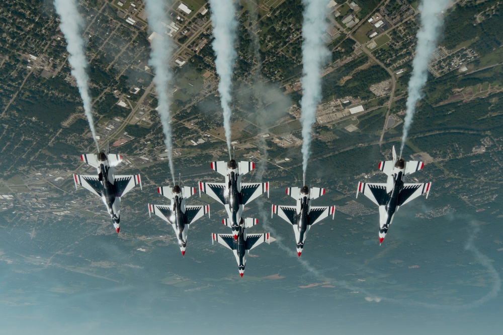 Thunderbirds perform at Battle Creek Field of Flight Airshow