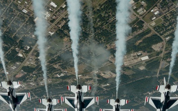 Thunderbirds perform at Battle Creek Field of Flight Airshow