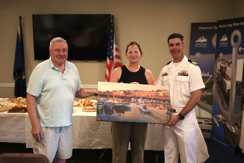USS Farragut Exchanges Gifts