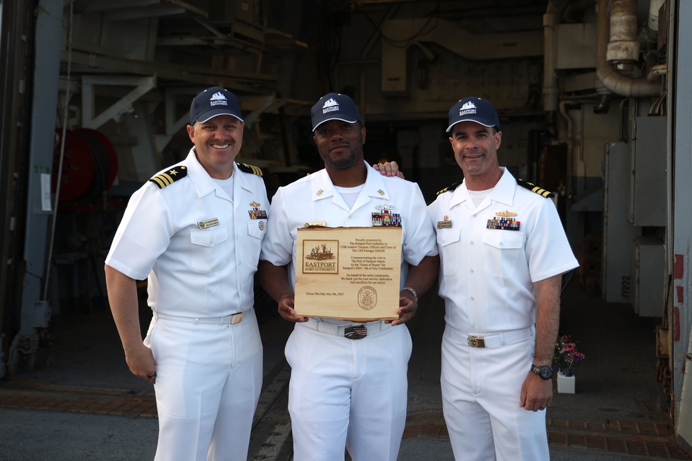 USS Farragut Exchanges Gifts at Independence Day Recption