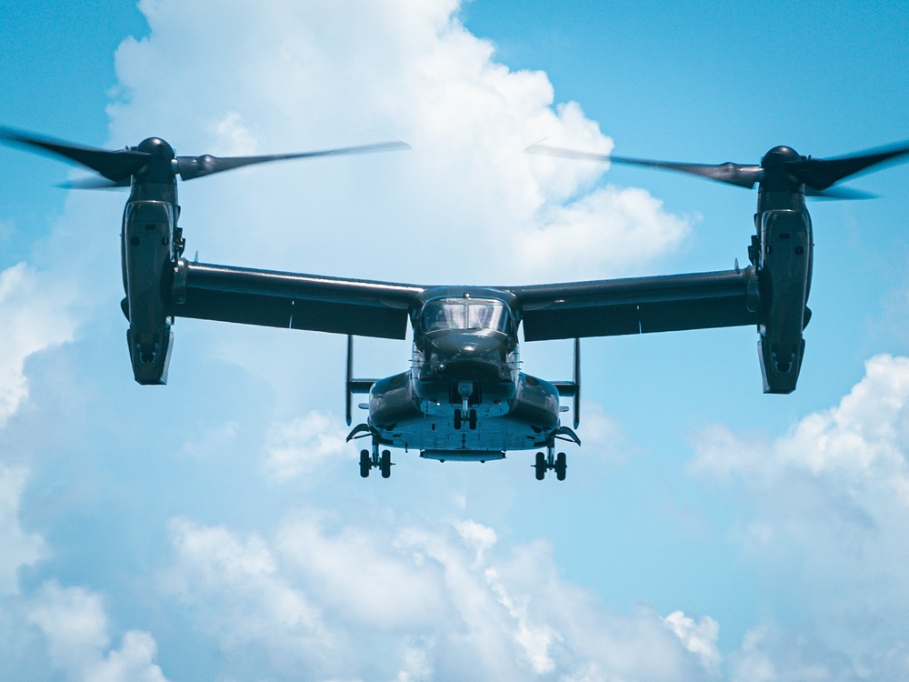 22nd MEU(SOC) | HMX-1 Conducts Deck Landings During COMPTUEX