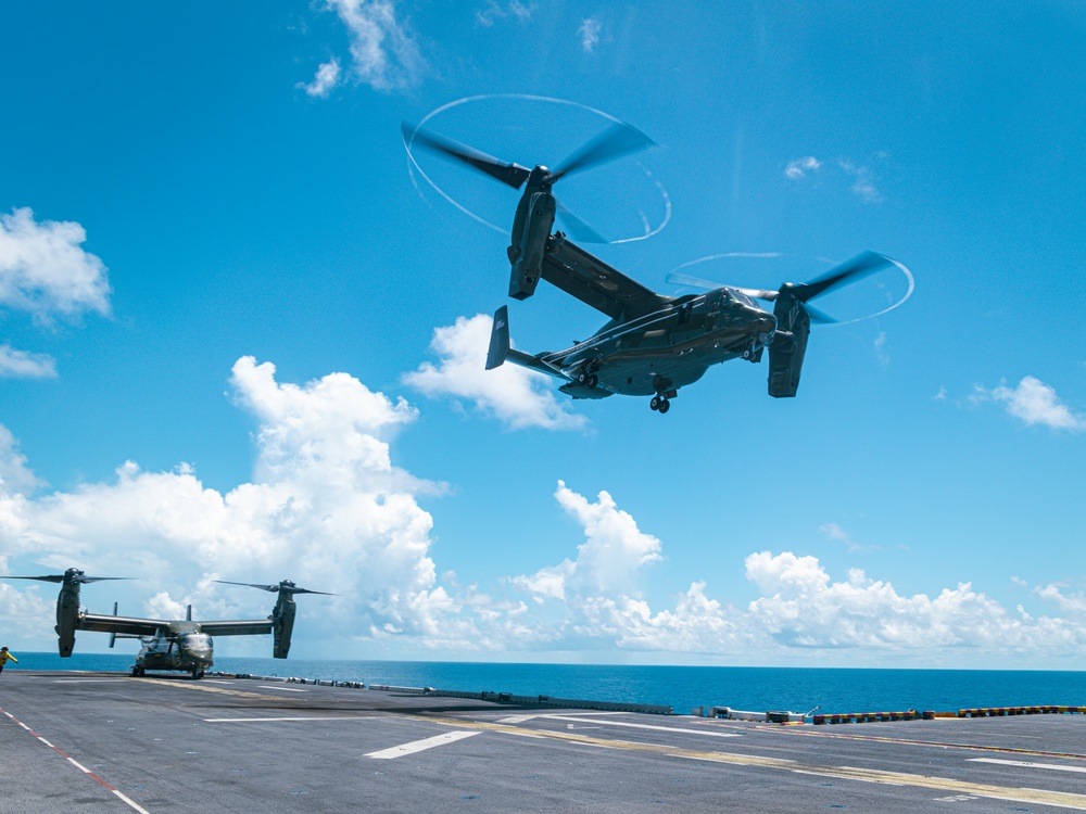 22nd MEU(SOC) | HMX-1 Conducts Deck Landings During COMPTUEX