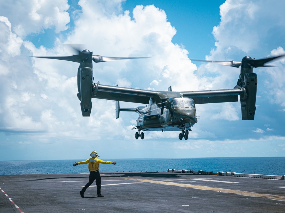 22nd MEU(SOC) | HMX-1 Conducts Deck Landings During COMPTUEX