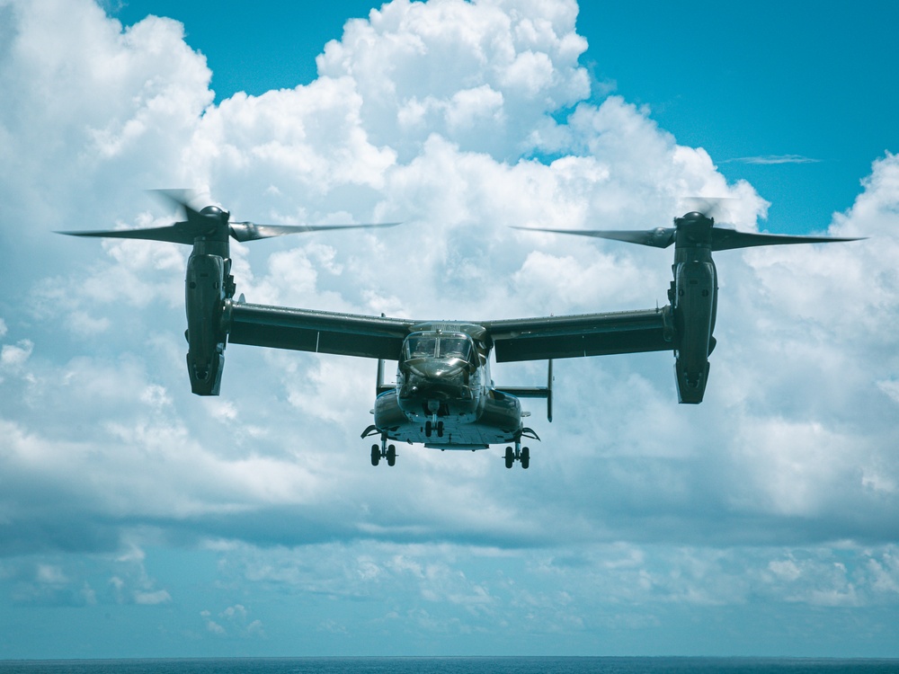 22nd MEU(SOC) | HMX-1 Conducts Deck Landings During COMPTUEX