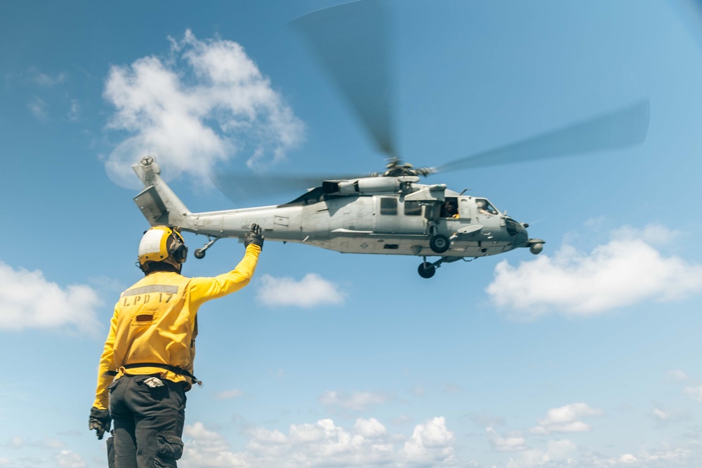 U.S. Fleet Forces Deputy Commander Visits 22nd MEU(SOC)