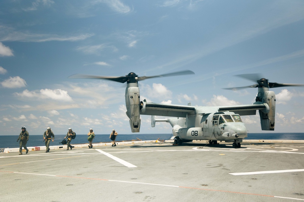 U.S. Fleet Forces Deputy Commander Visits 22nd MEU(SOC)
