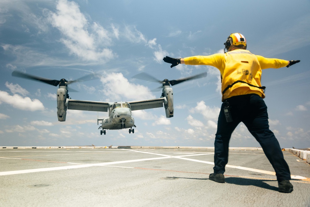 U.S. Fleet Forces Deputy Commander Visits 22nd MEU(SOC)